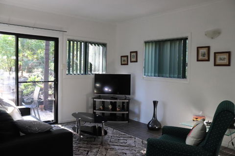 GREEN TREES CHALET Australia Zoo Close By - Accommodation Guide 3