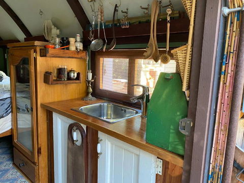 Gypsy Van Tiny House With Unique Outdoor Bathroom, WIFI & Firepit - Accommodation Asia 2