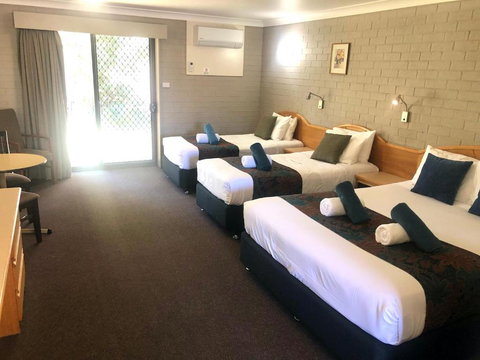 Hilltops Retreat Motor Inn - Accommodation Asia 2