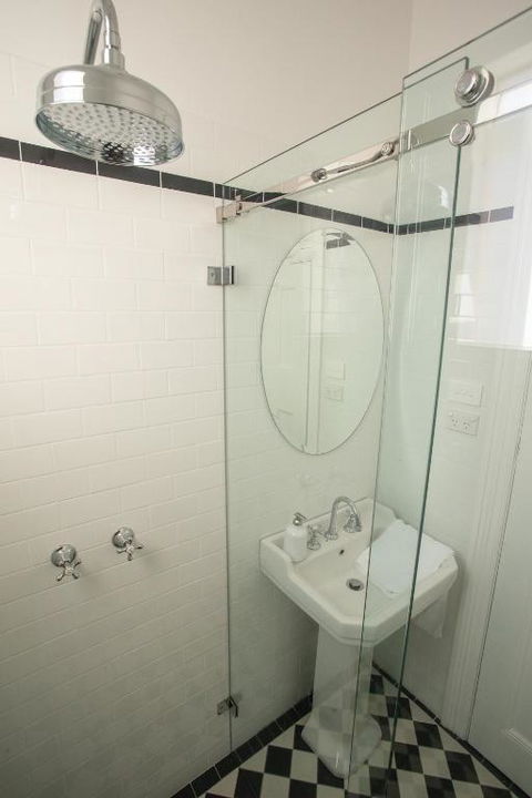 Helensburgh Hotel - Accommodation Guide 2