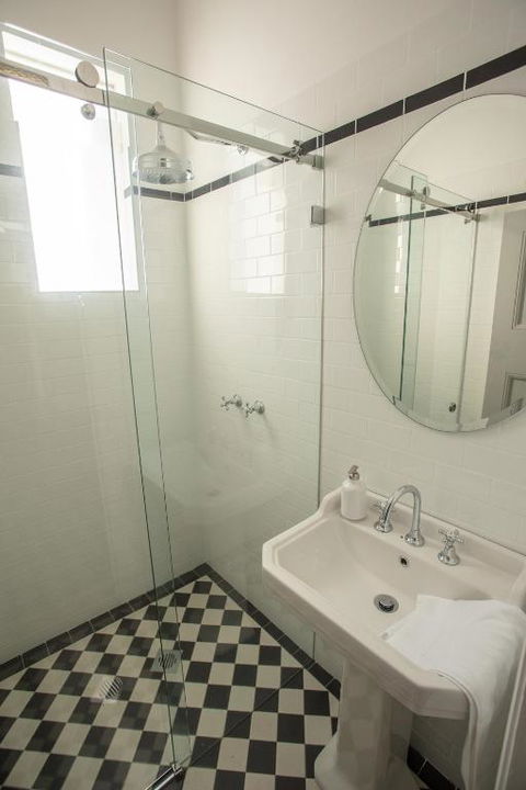 Helensburgh Hotel - Accommodation Guide 1