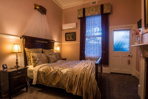 Heytesbury House - Accommodation Guide 1