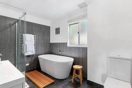 Hidden Bay Retreat-5 Bed- 15min To Hobart - Accommodation Asia 0