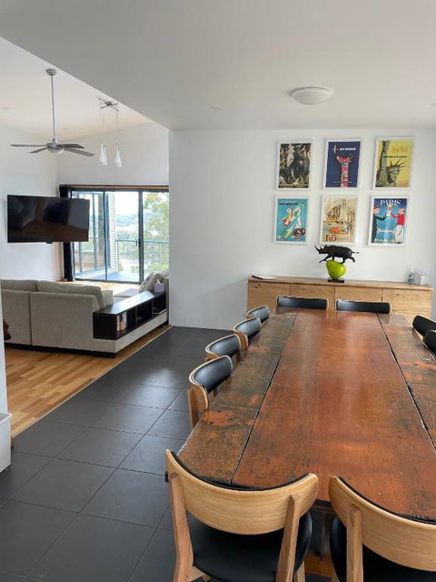 Hill Top Retreat - Accommodation Guide 0