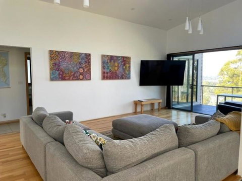 Hill Top Retreat - Accommodation Guide 1