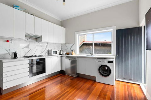 Huge Harbour View Apartment In Historic Home - Accommodation Asia 3