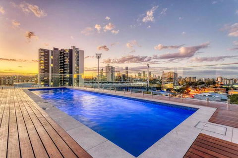Inner City 1 Bedroom Apartment With Rooftop Pool And Parking - Serain Residences - Accommodation Asia 0