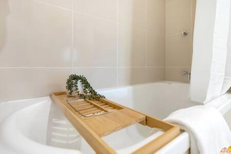 Inner City Cairns Vacation Unit - Accommodation Asia 2