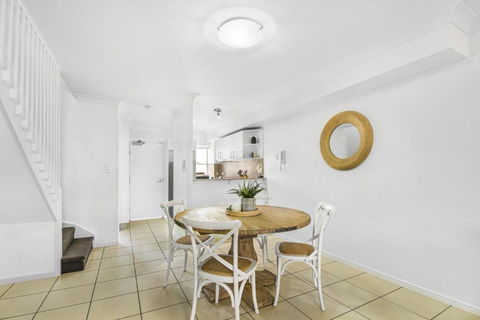 Inner-City 2-Bed With Balcony & Undercover Parking - Accommodation Asia 3