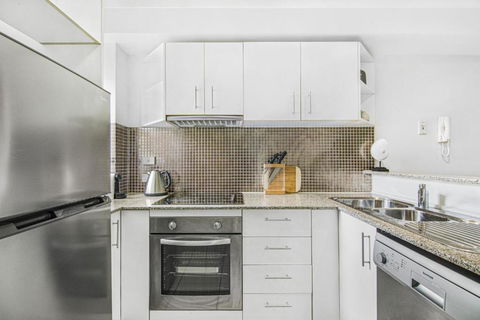 Inner-City 2-Bed With Balcony & Undercover Parking - Accommodation Asia 2