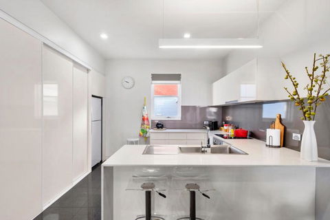 Inner-city 2 Bedroom Apartment With Free Parking - Accommodation Asia 3