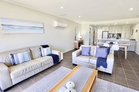 Iona Blue 3 Bedroom Townhouse 200m To Restaurants & Shops - Accommodation Guide 3