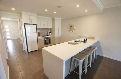 Iona Blue 3 Bedroom Townhouse 200m To Restaurants & Shops - Accommodation Guide 1