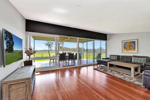 Ironbark Hill Retreat - Accommodation Guide 2