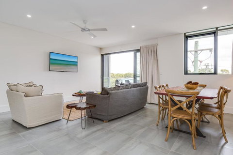 Ishtar Apartment 4- Best Water Views - Accommodation Guide 3