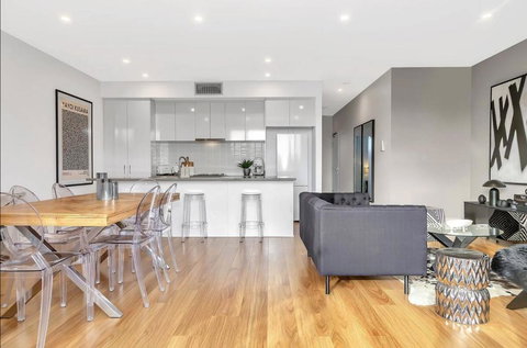 Interior-Designed Art Haven Between City & Beach - Accommodation Guide 3