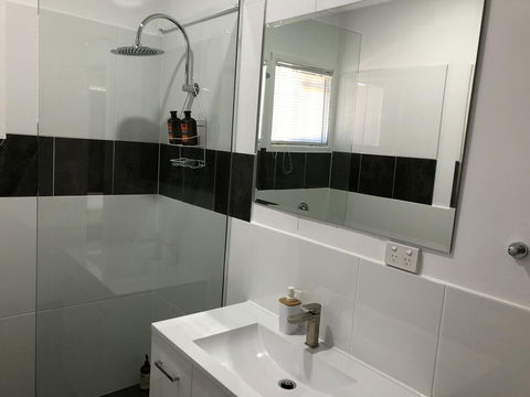 Airlie Getaway Unit 1 - Accommodation Asia 3