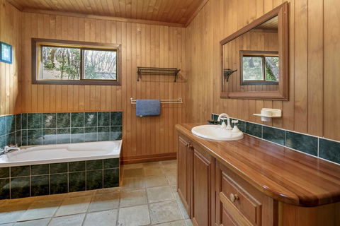 Alinjarra - 13 Waller Court - Accommodation China 1