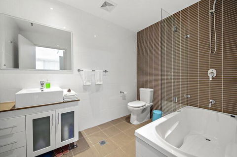 All Amenities Only Downstairs, 20 Mins To CBD - Accommodation China 2