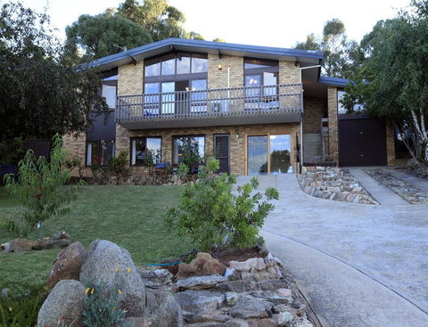 Alpine Apartment - Great Location With Views Of Lake Jindabyne - Accommodation Asia 0