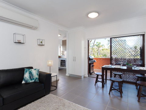 Amanda Court 2/1 Weatherly Cl - Renovated Unit With Aircon, Wifi And Close To The Beach - Accommodation Asia 2