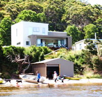 Amazing Ansons Bay Absolute Waterfront Beach House