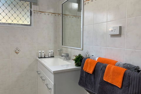 Andergrove Home With A Garden View-Wi-fi & Netflix - Accommodation Asia 1