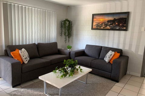 Andergrove Home With A Garden View-Wi-fi & Netflix - Accommodation Asia 0