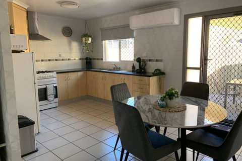 Andergrove Home With A Garden View-Wi-fi & Netflix - Accommodation Asia 2