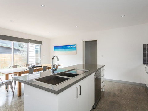 ANGLE BY THE SEA - Anglesea - Accommodation Guide 1