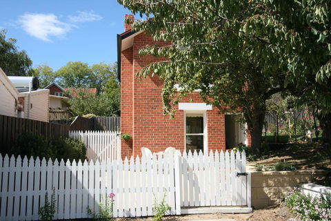 Annies Garden Cottage - Accommodation Asia 0