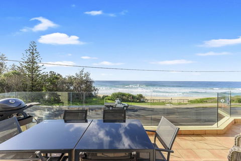 Aqua Shores Award Winning Apartment - Accommodation Guide 0