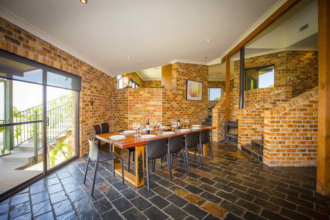 Aquila - Accommodation Guide 2