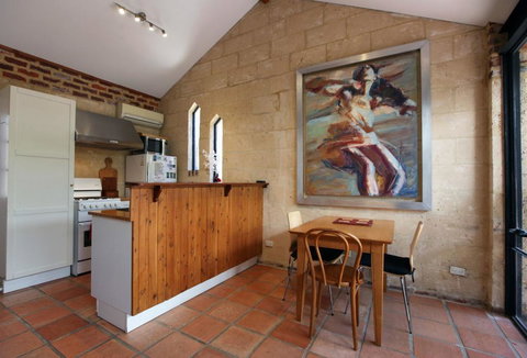 Art On Attfield - Cute Heritage 1 Bedroom Stone Cottage - Accommodation Asia 3