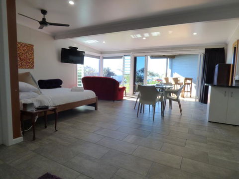 ArtHOUSE Beachfront Accommodation - Accommodation Guide 3