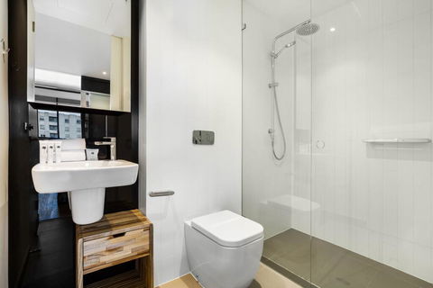 Artsy Apartment CBD City Views And Balcony - Accommodation Guide 3