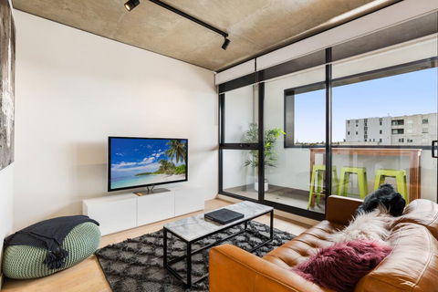 Artsy Apartment CBD City Views And Balcony - Accommodation Guide 1