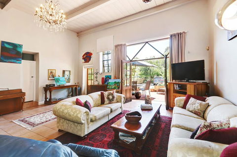 Arty Warehouse Apartment - Stroll To South Beach - Accommodation Asia 0