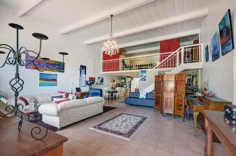 Arty Warehouse Apartment - Stroll To South Beach - Accommodation Asia 2