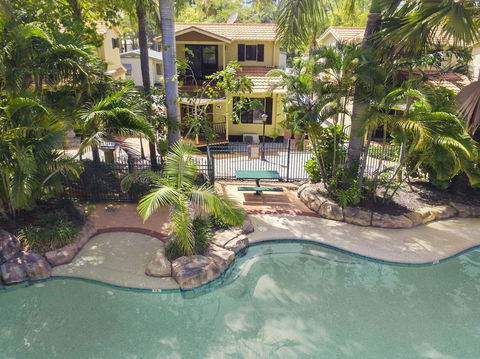 Ashmore Palms Holiday Village - Accommodation Guide 0