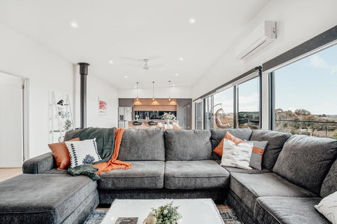 Luxurious Hobart Holiday Home With Stunning Bay Views - Affordable, Family-Friendly, And Stylish - Accommodation Guide 0