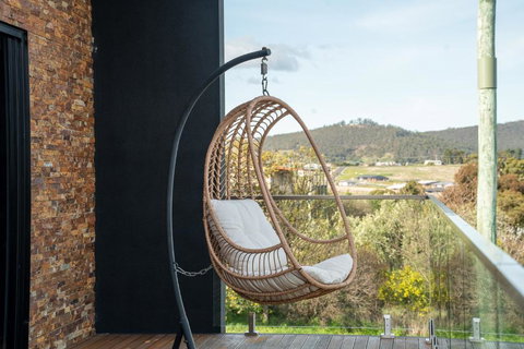 Luxurious Hobart Holiday Home With Stunning Bay Views - Affordable, Family-Friendly, And Stylish - Accommodation Guide 1