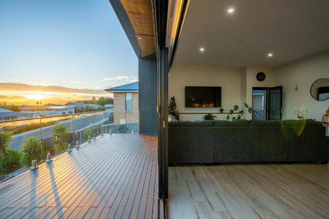 Luxurious Hobart Holiday Home With Stunning Bay Views - Affordable, Family-Friendly, And Stylish - Accommodation Guide 3