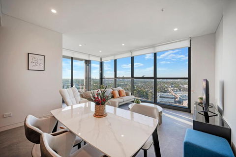 Luxury 1BR Apt With Stunning City Skyline Views - Accommodation Asia 2