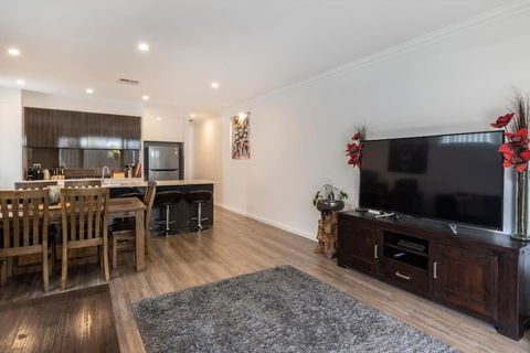 Luxury Home In Christies Beach With King Bed, NBN, Netflix, 3Bed 2Bath - Accommodation Asia 1