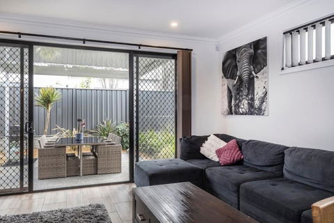 Luxury Home In Christies Beach With King Bed, NBN, Netflix, 3Bed 2Bath - Accommodation Asia 2