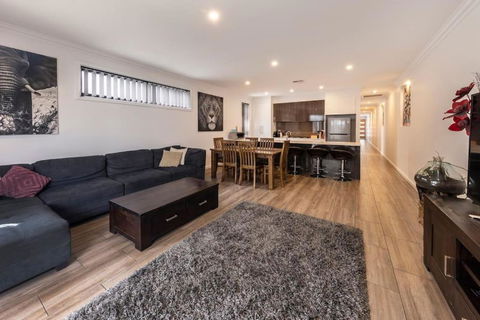 Luxury Home In Christies Beach With King Bed, NBN, Netflix, 3Bed 2Bath - Accommodation Asia 3