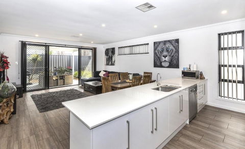 Luxury Home In Christies Beach With King Bed, NBN, Netflix, 3Bed 2Bath - Accommodation Asia 0