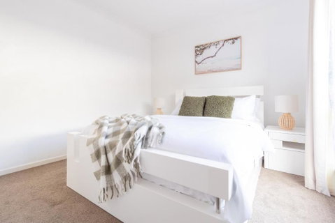 Luxury Spacious 5 Bedroom Family Modern Villa Sleeps 10 - Accommodation Guide 2