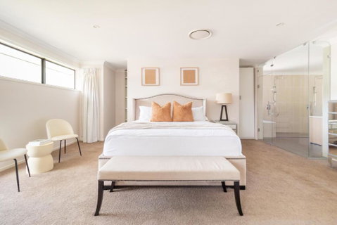 Luxury Spacious 5 Bedroom Family Modern Villa Sleeps 10 - Accommodation Guide 0